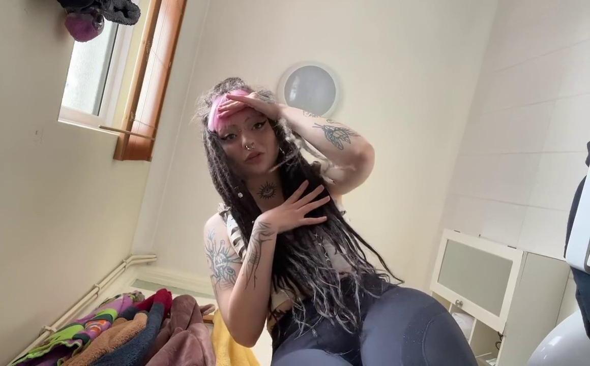 Giantess' foot domination massage