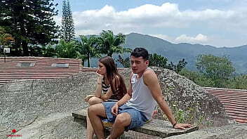 en el patio de la casa de nuestros padres, mi hermanastro est&aacute_ en la banca solitos.