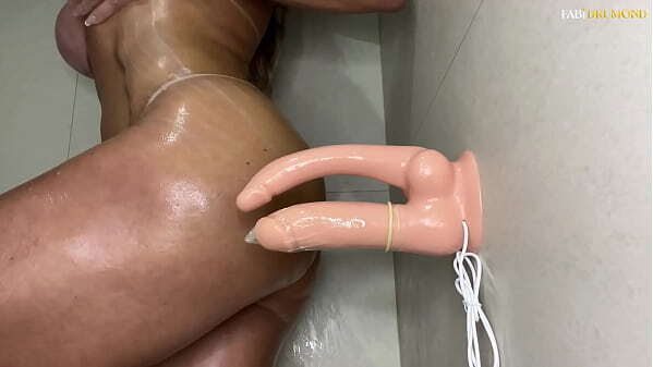 Gata fodendo cuzinho buceta banho Fabi Drumond