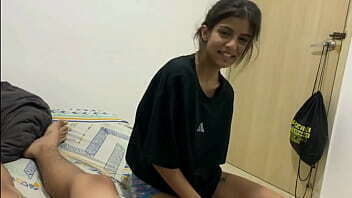 Hermanastra cachonda quiere comerme polla mientras nuestros padrastros estas acostados HISTORIA COMPLETA