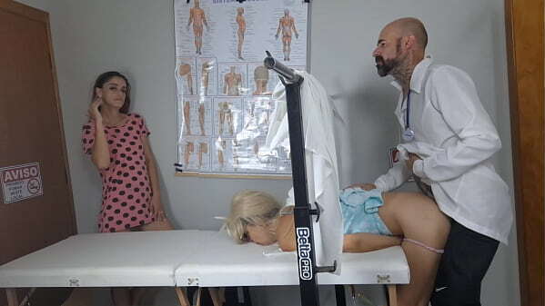 Madrasta acompanha enteada pela primeira ginecologista falso!