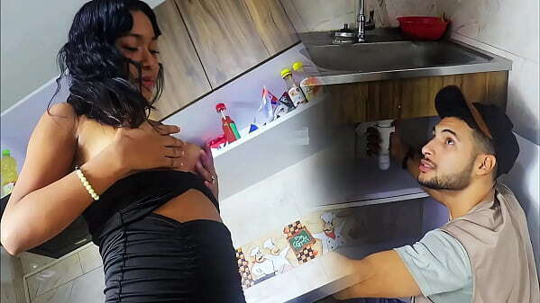 Beautiful Plumber comes house sink, seduce Plumber!