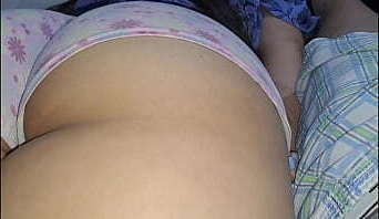 Mi hermanastra me ayuda a masturbarme mientras veo su enorme culo HISTORIA COMPLETA