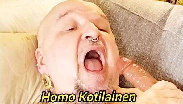 Homo Kotilainen pissing dildo