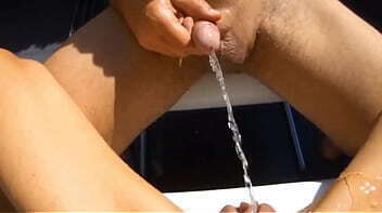 primeira batalha extrema de urina. Compila&ccedil_&atilde_o mijando sem parar sua vis&atilde_o. POV molhado