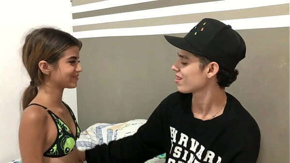 Besos calientes lamidas tetas para peque&ntilde_a chica HISTORIA COMPLETA