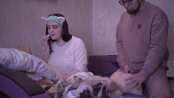 делает макияж игнорирует меня пока трахаю куклу