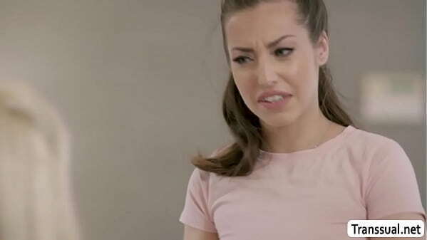 Gorgeous masseuse throats rides shecock customer