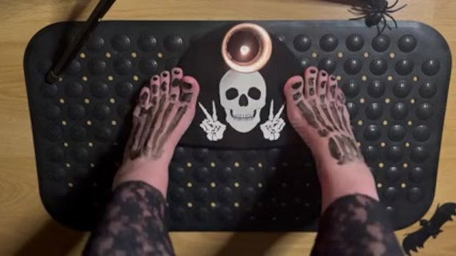 BLACK FEET BLACK NAILS BLACK TOES