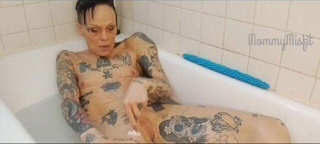 Bath time blunt smoking with MommyMisfit