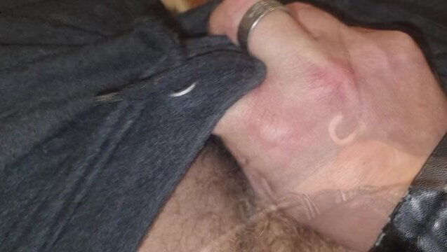 AMATORIALE ITALIANO SBORRATA NUDO SOLO GIUBBOTTO PELLE ADDOSSO (SEGA PISCIATA)