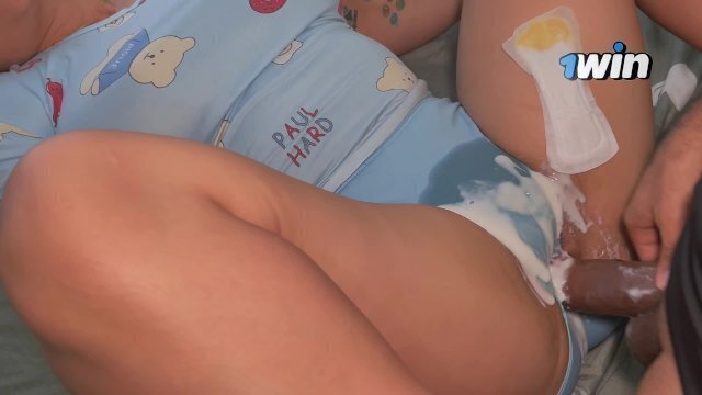 Sexo secreto novia amigo durante roce coño pervertido semen caliente bragas