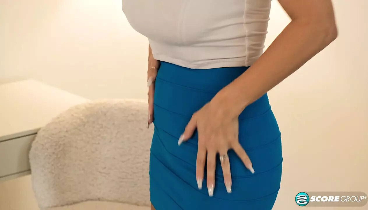 Sexy MILF Sadie Rose deep-fingers beautiful pussy