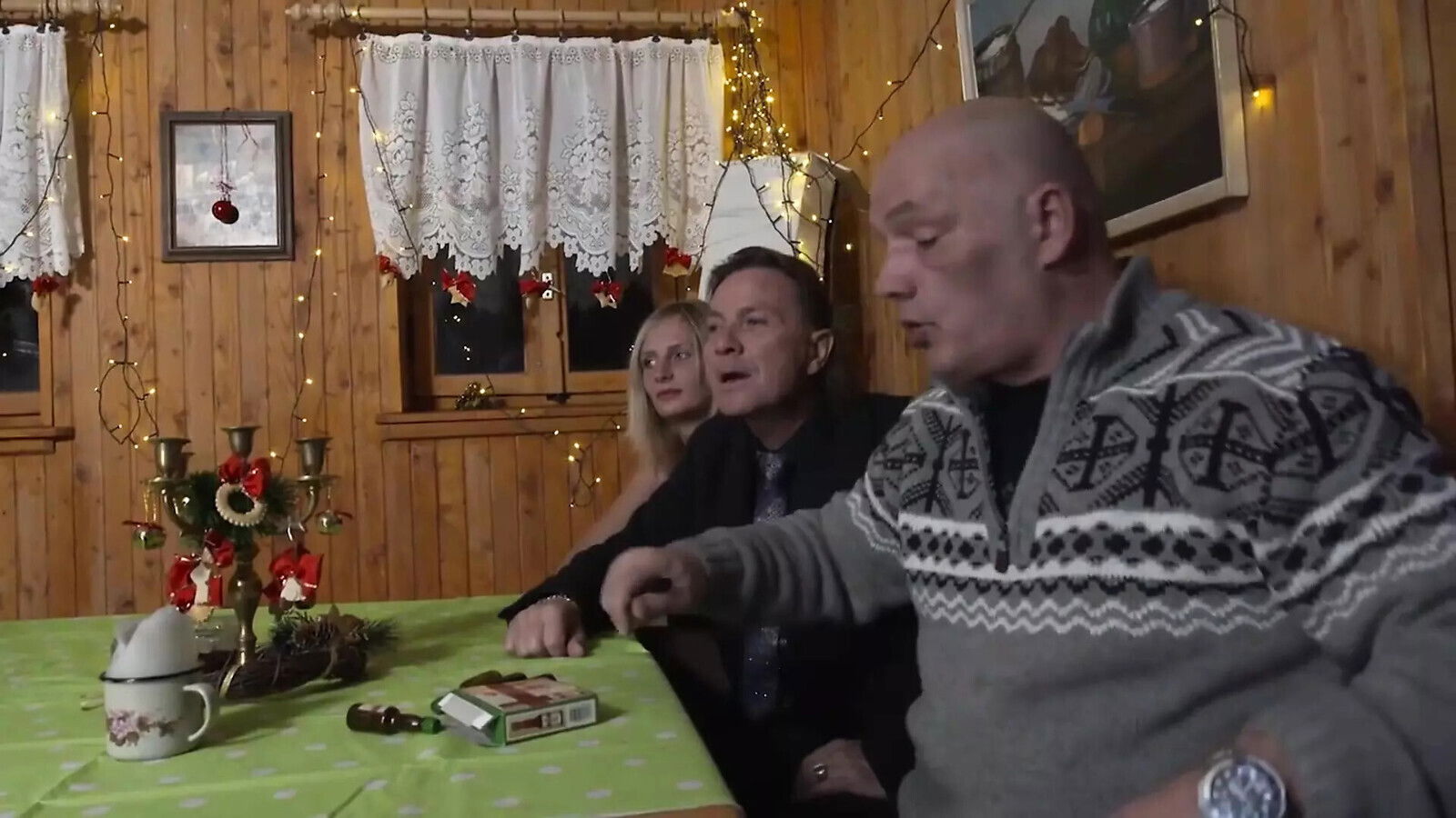 threesome fuck kitchen with chicks