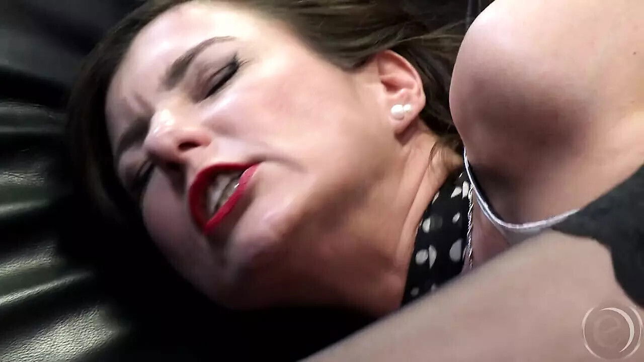 Lucia Excentric gets hairdresser make pussy then fuck