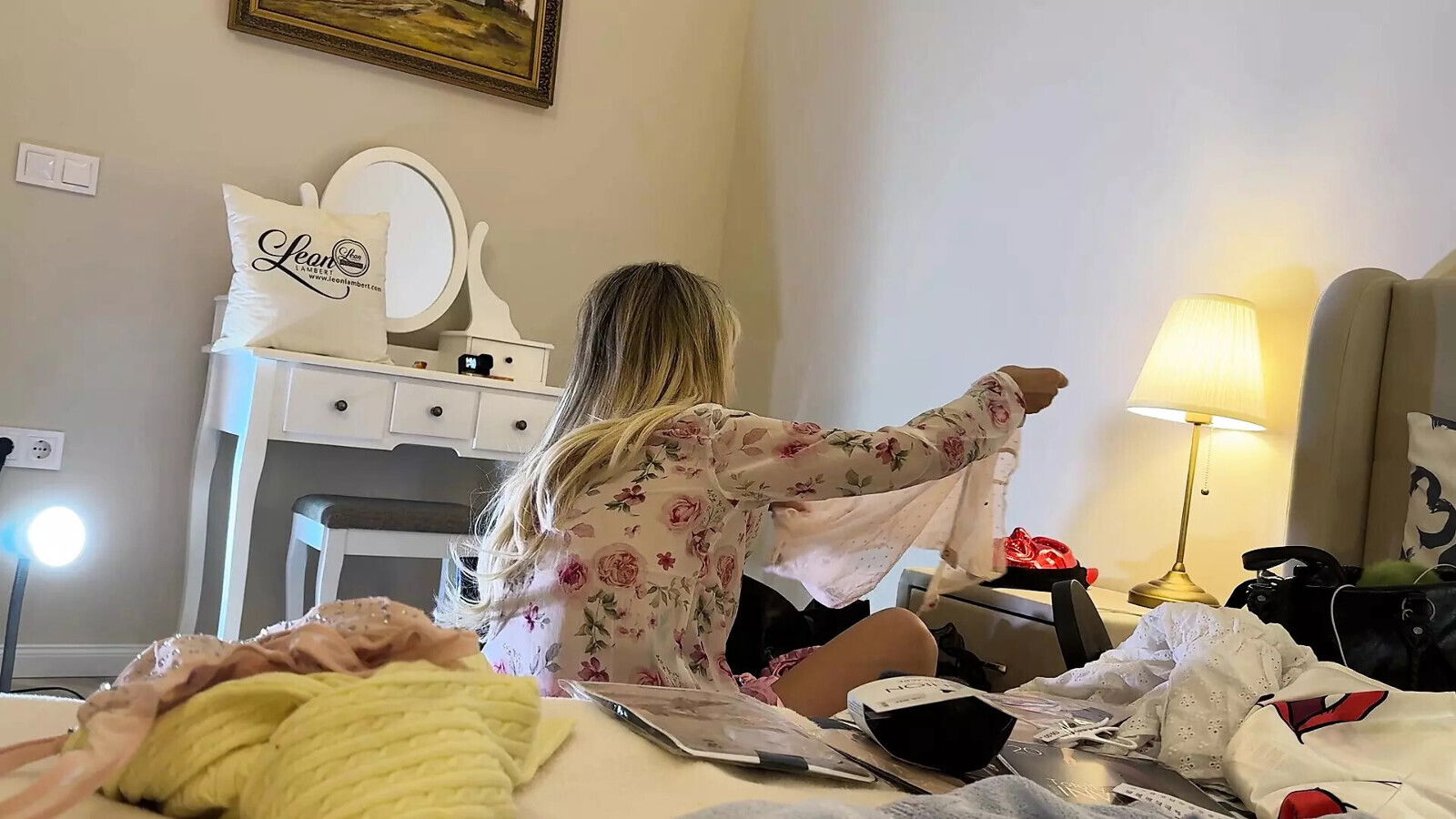 Hottest Amazingly Beautiful Raver Girl gives Amateur Porn Director from Backstage