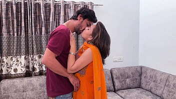 zoyz apne boyfriend ke sath kar rahi thi sex jabghar par koi nahi tha