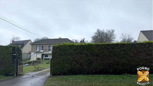 Angela, magnifique brune, adore sexe &agrave_ plusieurs