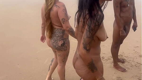 Amigas gostam fuder praia admirar natureza.