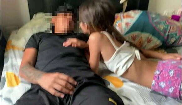 Hermanastra decidi&oacute_ tener sexo hermanastro mientras padrastros est&aacute_n casa HISTORIA COMPLETA