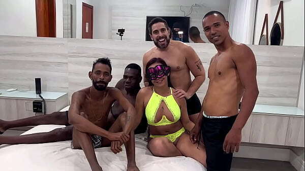 Suruba casada gostosa marido corno assistindo bukakke