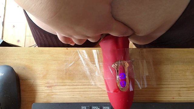 机におもちゃを固定して腰振りオナニ―する敏感クリトリス。