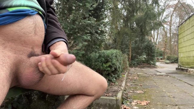 Öffentlichem Park Nackt Wichsen abspritzen (werde Erwischt)