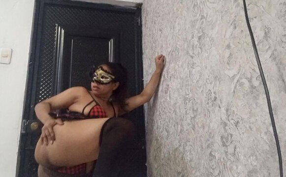 EXOTIC DANCER WARMING WITH OPEN PUSSY