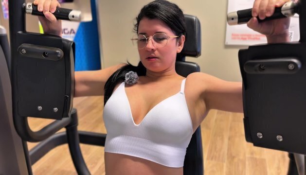 Chica Nerd lentes excita gimnasio folla crush