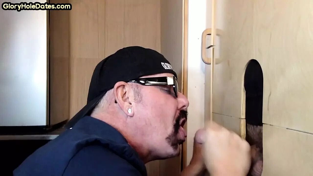 Moustache amateur deepthroating