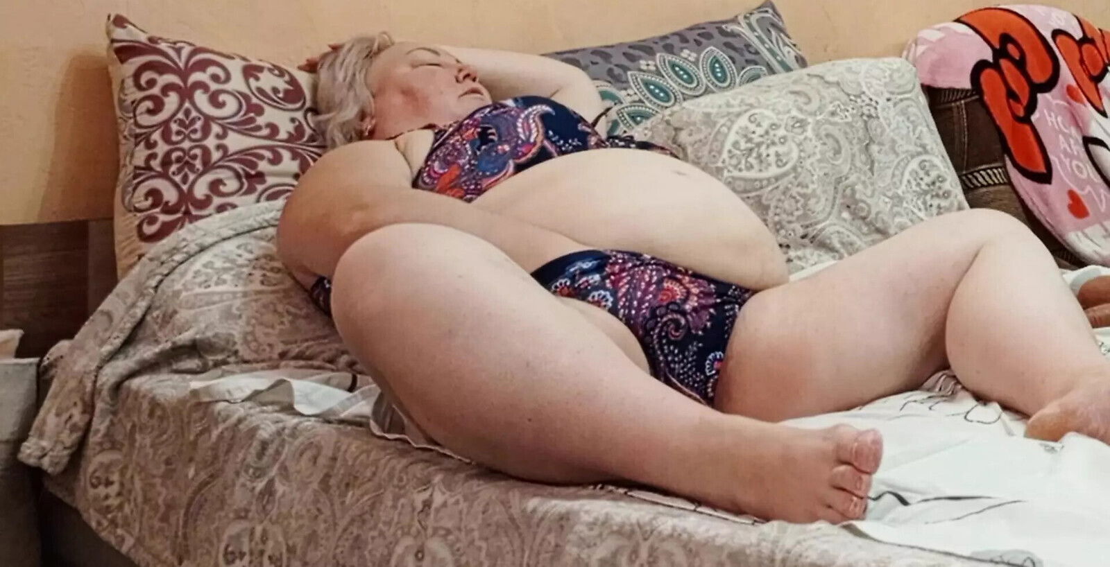 friend masturbates pussy evenings rubs