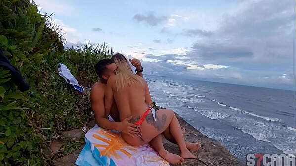 Flagrante homem transando loira gostosa praia itanhaem