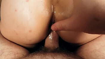 Mi madrastra monta su culo grande en mi polla para follarle su co&ntilde_o