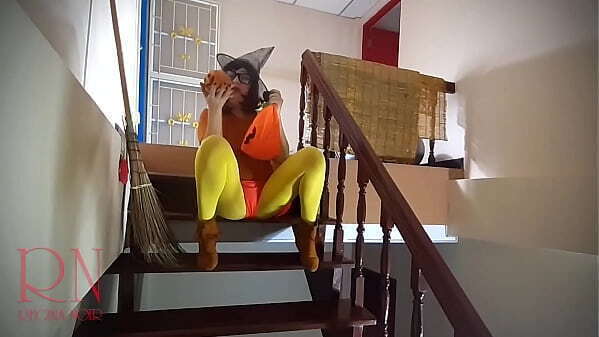 HALLOWEEN SCOOBY DOO, Velma Dinkley Yellow pantyhose Performing house stairway. Regina Noir