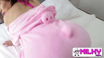 cerdita Thaina exige pinga pone como perra