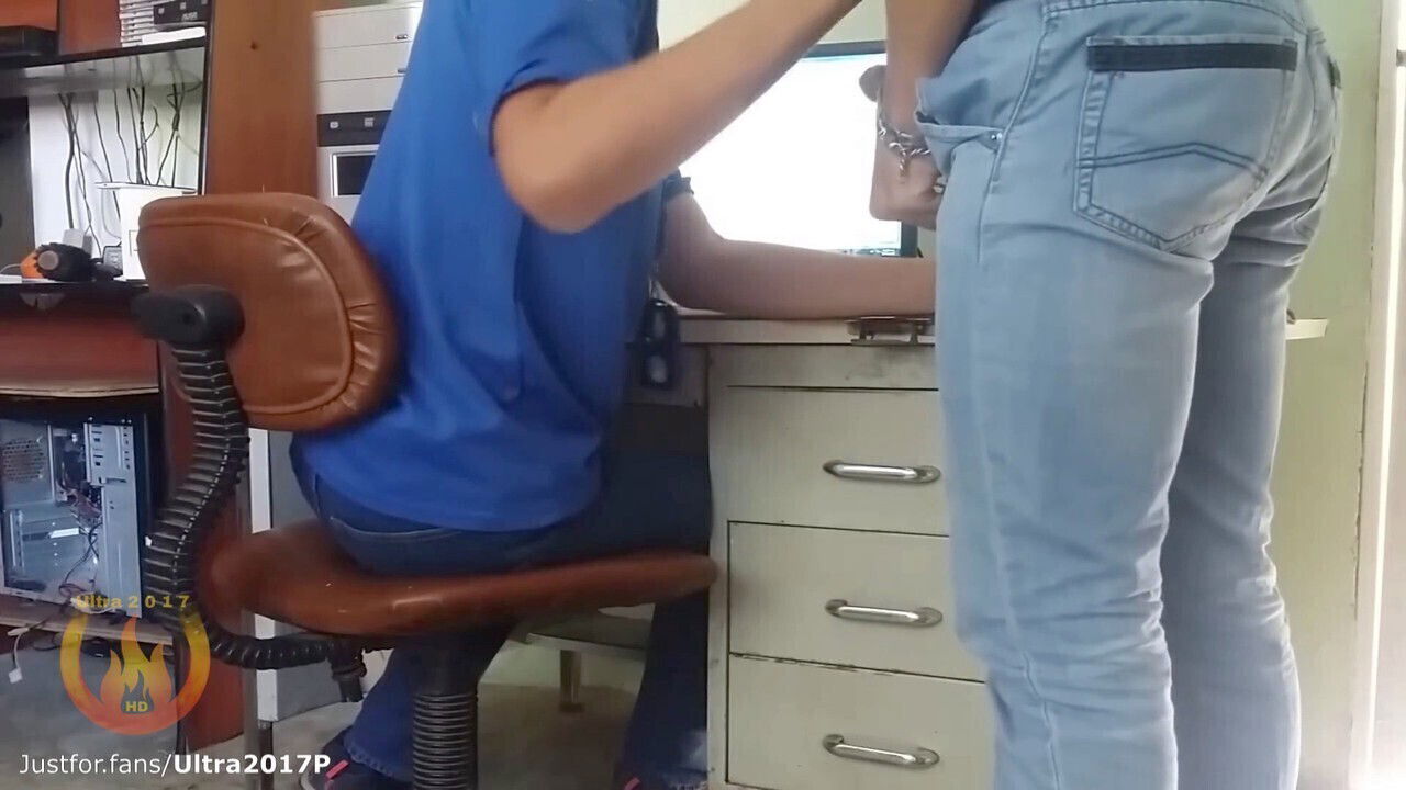 Secret guys sharing some blowjobs hidden spot