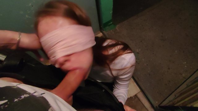 Трахнул школьницу подъезде кончил раза киску лицо)