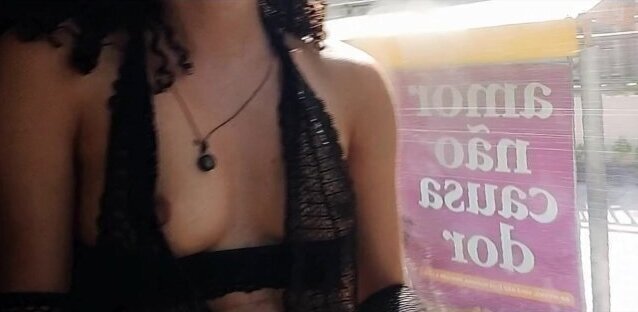 Typhany exibindo ônibus público paga peitinho