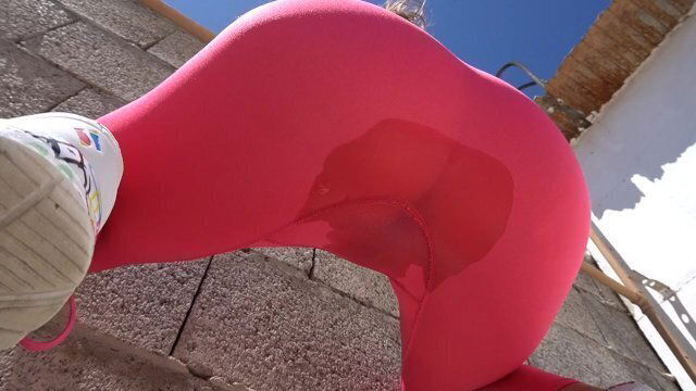 Peeing chick pink leggings