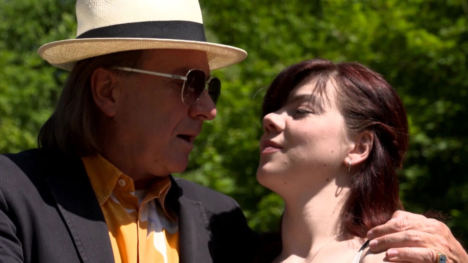 Scarlet Rose does sucks fucks huge cocks outdoors