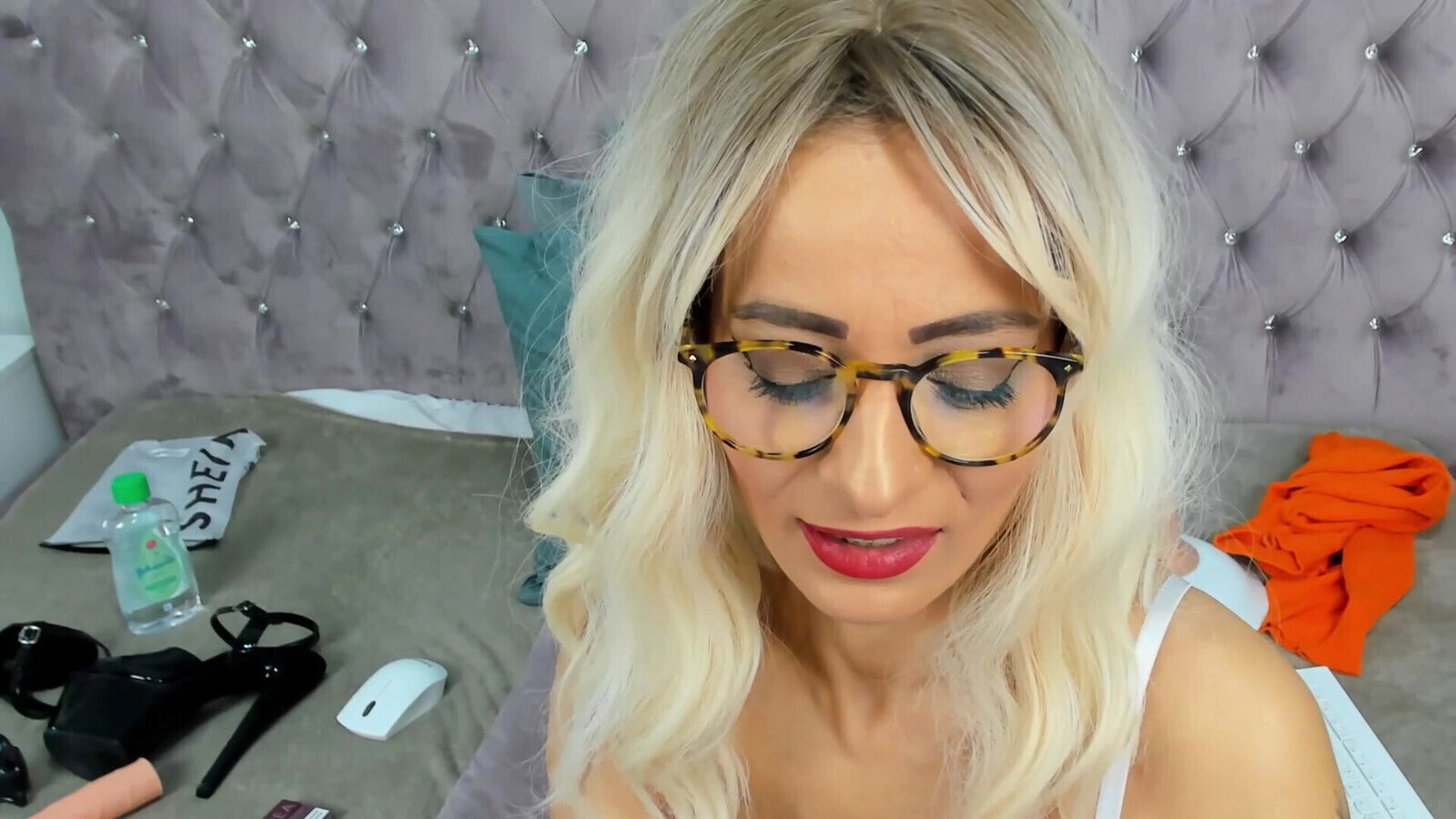 Wife swallows huge loads after guys take turns fucking