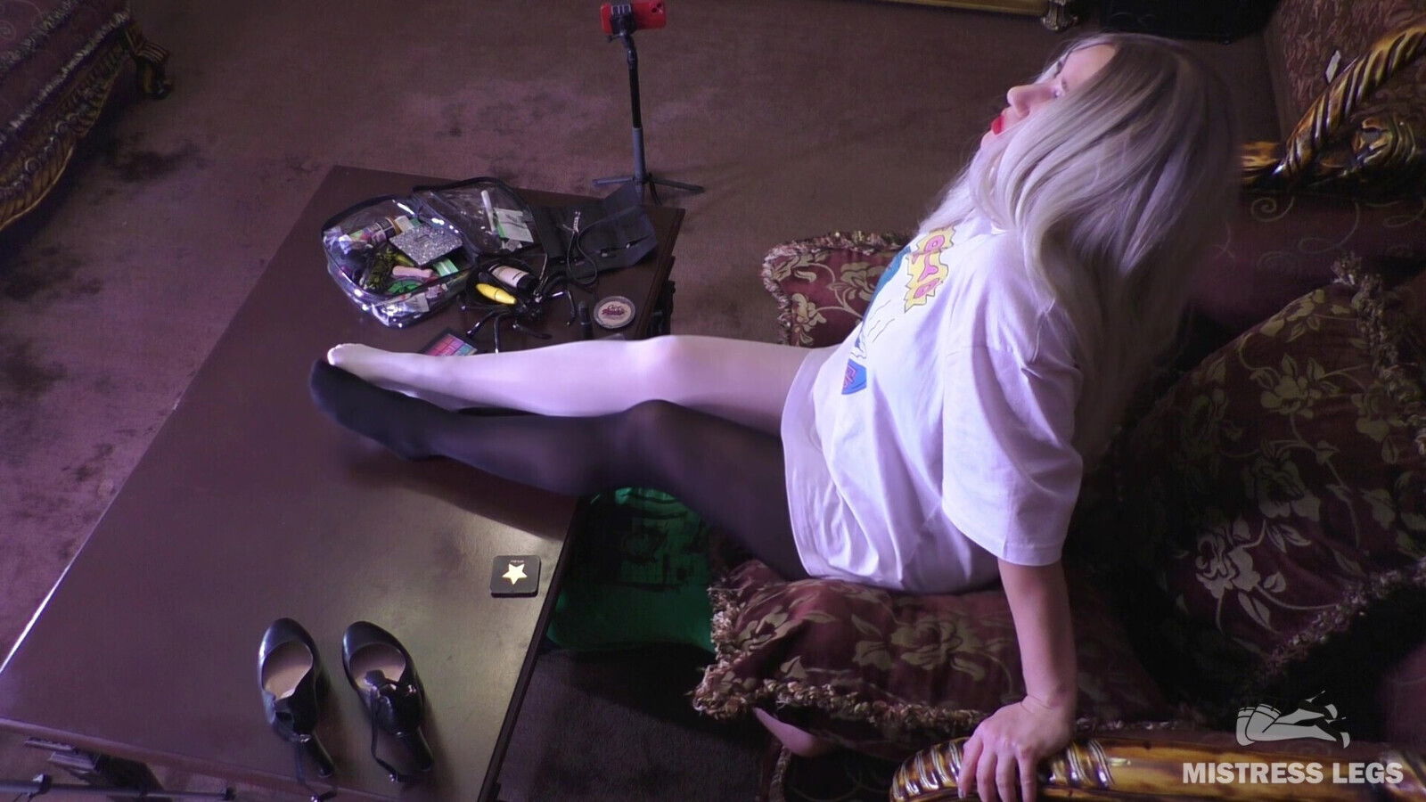 Goddess pantyhose slave's face does makeup, then rides face