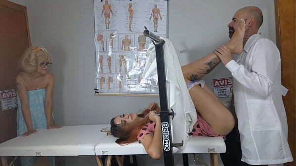 Madrasta leva enteada pela primeira ginecologista pilantra!