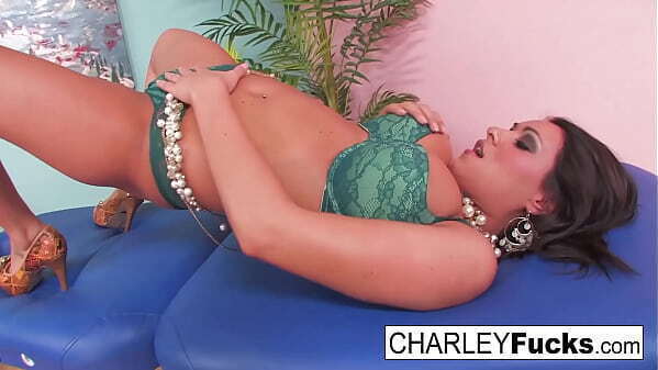 Miss Chase break between massage clients masturbates