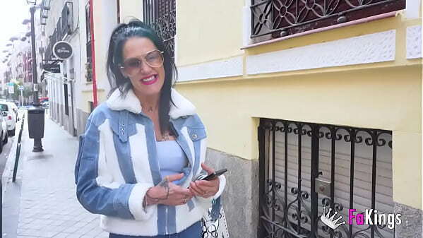 mature Adela Myers arrives FAKings with surprise under arm... know your actresses!