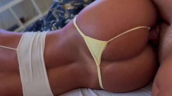 Solita en casa con mi hermanastro interrumpo su video juego y terminamos cogiendo duro - PORNO EN ESPANOL