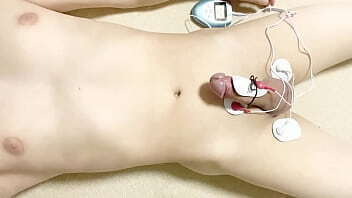 低周波オナニーパイパン男子の射精動画