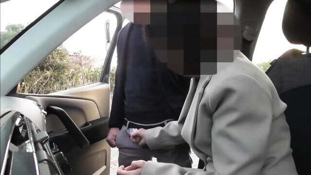 branle inconnu devant voiture bord route