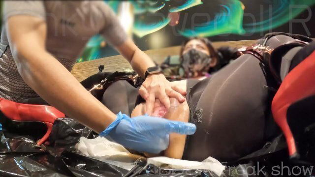 【変態奴隷人形･Rの生態】Vol.002 接写アナル調教。肛門に指を突っ込まれマンコから膣がひり出る。潮吹きアクメ！