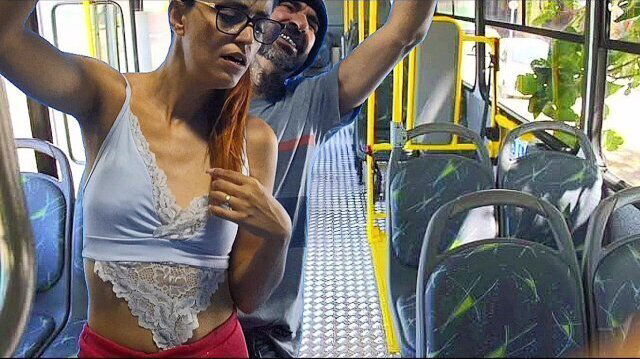 Estudante deixa homem esfregar bunda ônibus fode público!